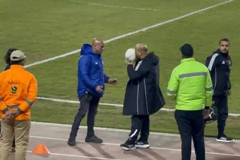 كورة فور يكشف.. وليد صلاح الدين يحتج على كرات مباراة الأهلي والمقاولون